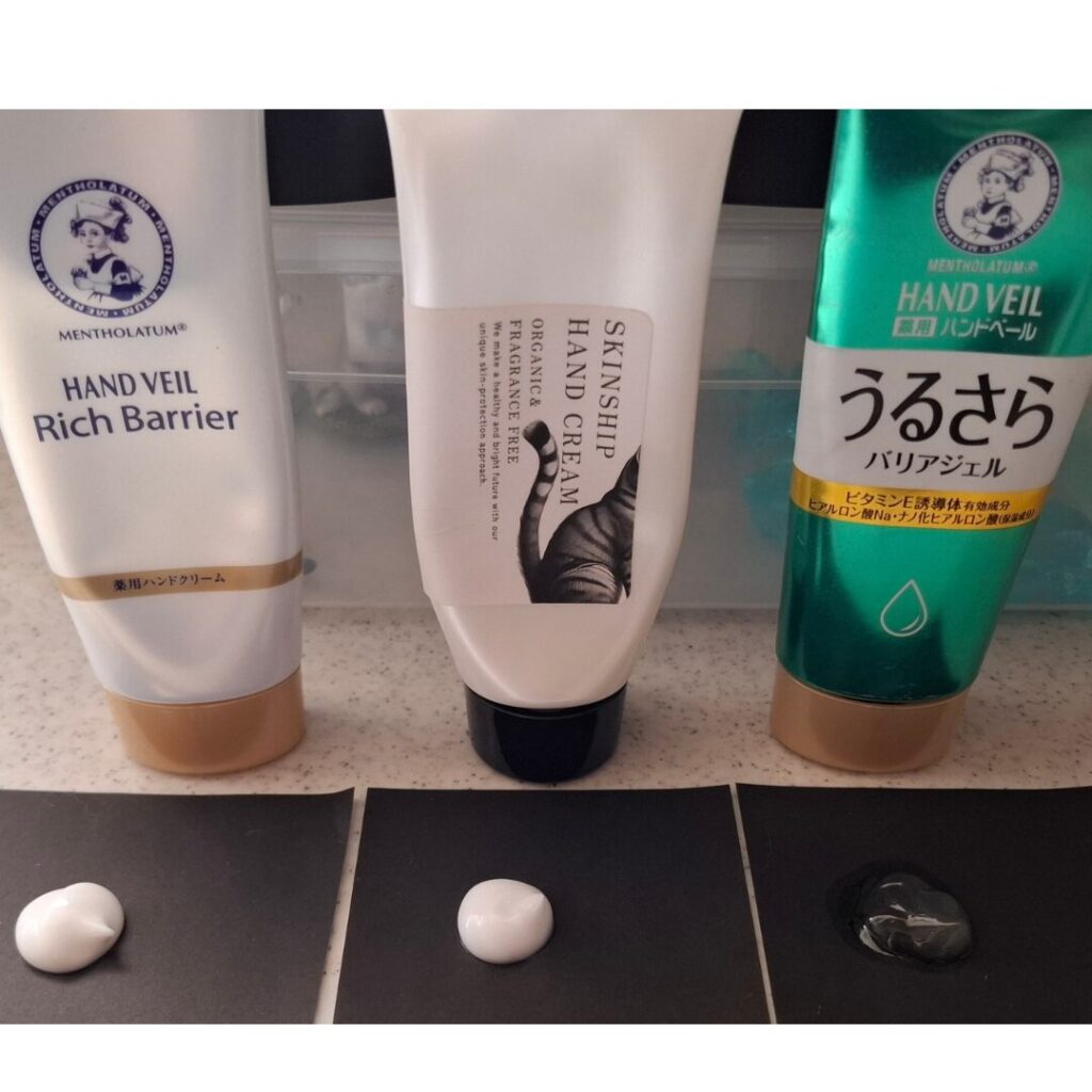 左から メンソレータムハンド ヴール リッジバリア 真ん中 スキンシップ ハンドクリーム 右端 メンソレータムハンド ヴェール ウルトラバリアジェル この3つを 黒い折り紙 にそれぞれ クリームを出して いる画像になります