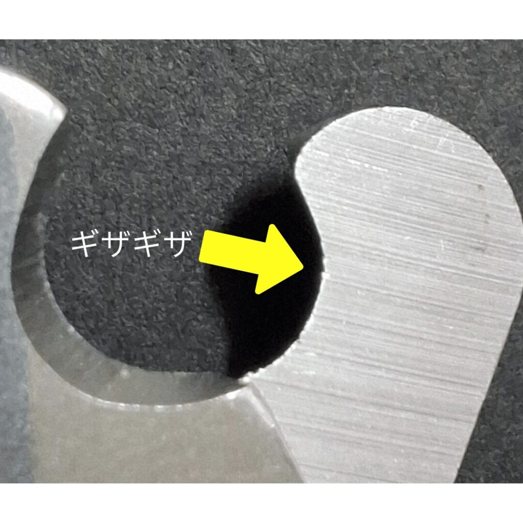 経年劣化した爪切りの刃先。刃のガタつきが目立つ