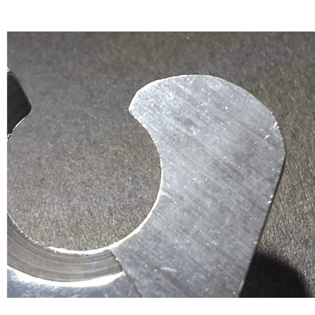 新しいカーブ爪切りの刃先。湾曲して爪にフィット