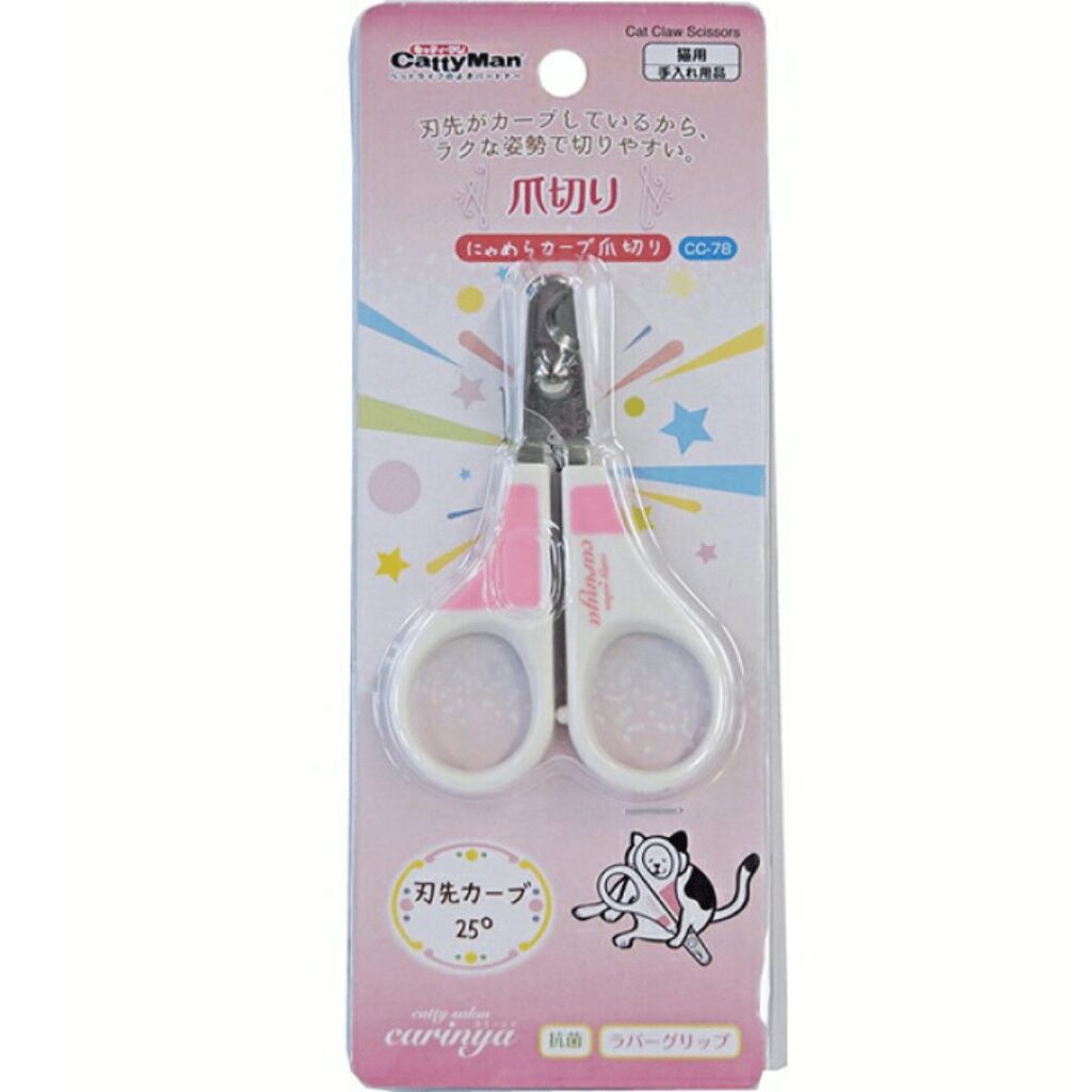 パッケージに入った爪切り、サーモンピンクのパッケージに爪切り なめらか 爪切り 刃先 カーブ 25度 記載 ラバーグリップ 抗菌 記載