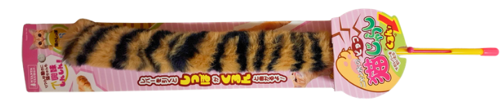 猫の狩猟本能を刺激する虎柄のねこじゃらしスティックおもちゃ。カシャカシャ音が響く猫用玩具で、遊び時間を盛り上げます。