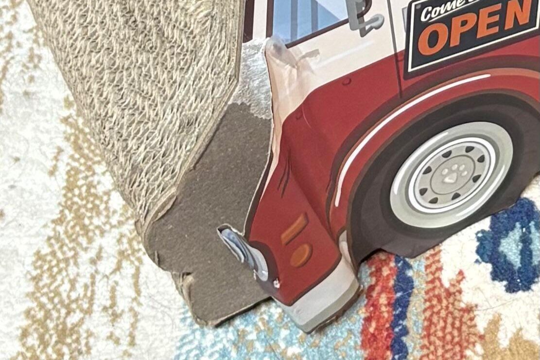 2年間使用された結果、手前の一部がめくれるだけの破損のみ。なっぺさん宅で2年間愛用されたキッチンカー爪とぎです!この破損箇所以外は綺麗な状態