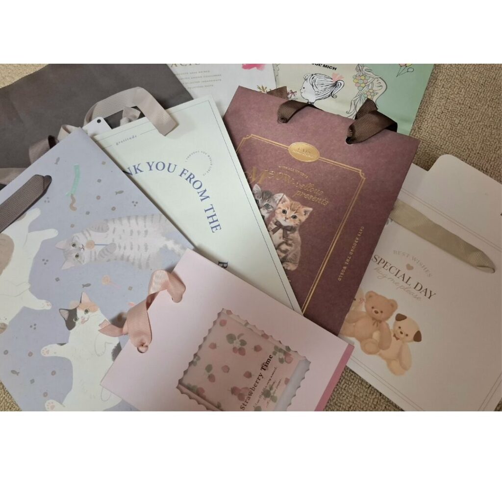 可愛い猫やくまが描かれたパステルカラーのギフト用紙袋